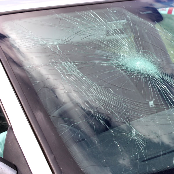 what auto glass replacement tech to call and what does it cost to fix windshield  in Florida